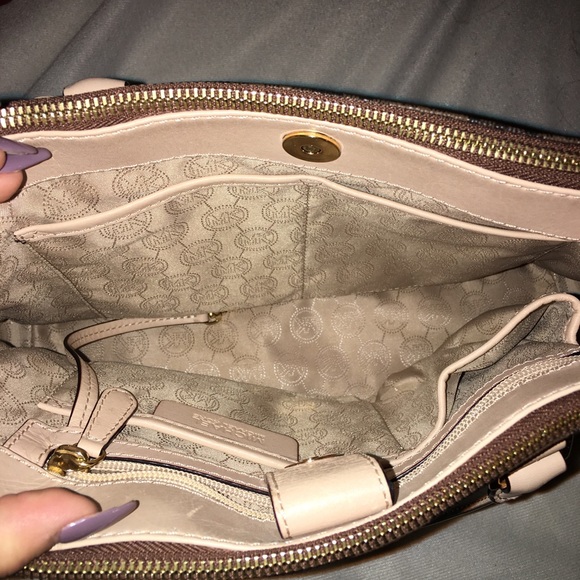 Michale Kors Handbag with matching clutch - Picture 3 of 7